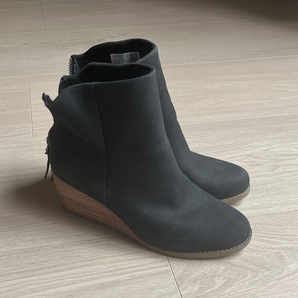 Toms Casey Ankle Booties with Wedge, size 7